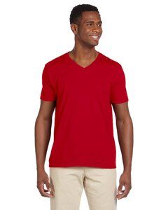 Gildan G64V - T-shirt col V Softstyle® 4.5 Oz. T-shirt à col V Rouge Cerise